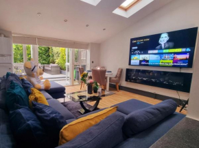 4 Bed Home with Cinema, F1 Racing SIM, 1 GB Internet, BBQ, Garden, 20 Mins London, Parking, EV Port, Metro 5 mins walk